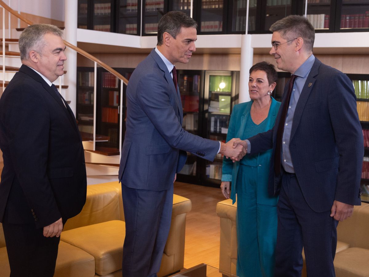 Foto: Pedro Sánchez saluda al senador de Bildu Gorka Elejabarrieta en presencia de Santos Cerdán y Mertxe Aizpurua. (Europa Press/Eduardo Parra)