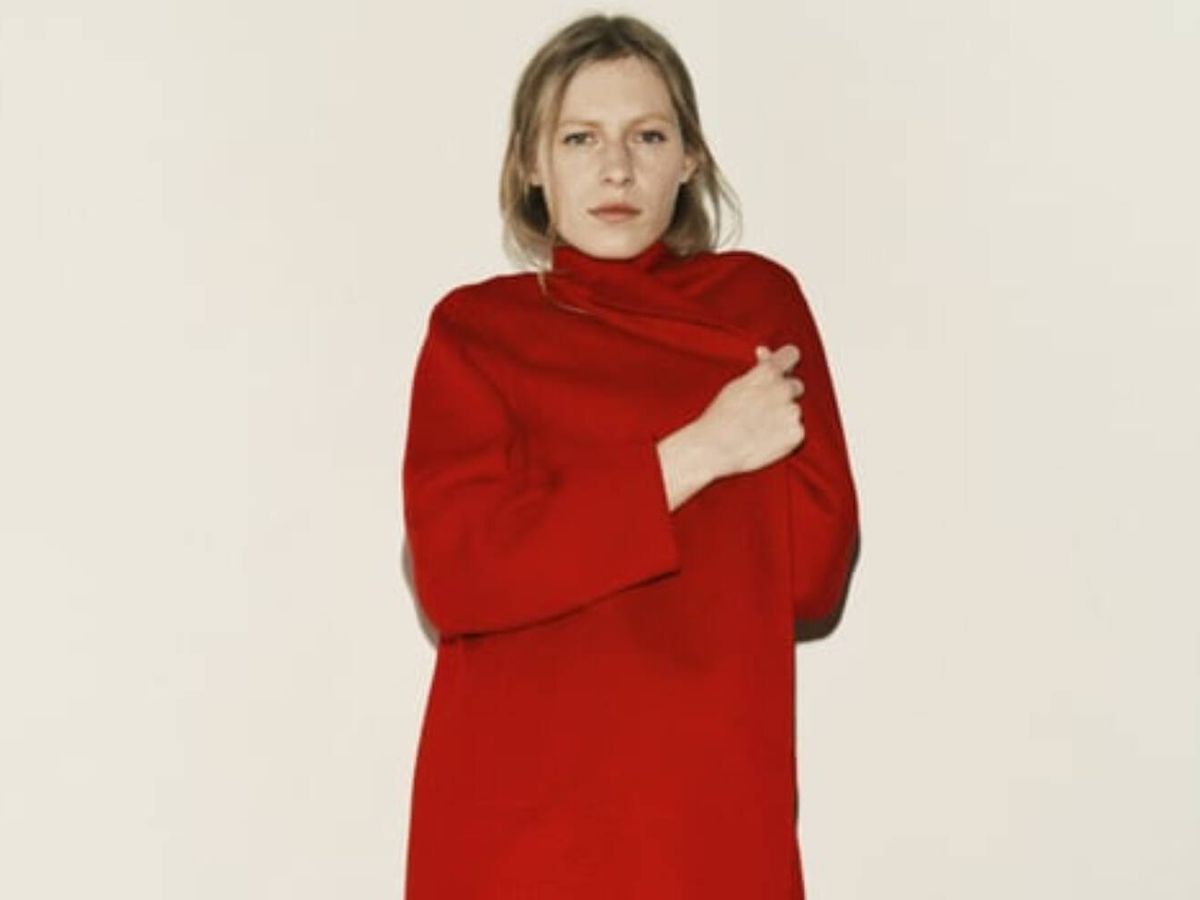 Foto: Total red con este vestido y este abrigo de edición limitada novedad de Zara. (Cortesía)