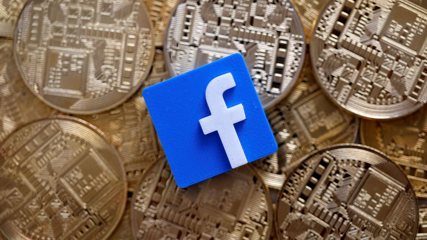 Logo de Facebook entre monedas. (Reuters)