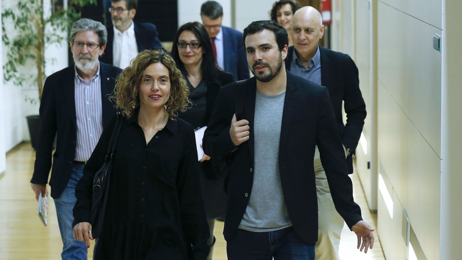 Foto: Meritxell Batet y Alberto Garzón se dirigen hacia la reunión de las comisiones negociadoras de PSOE e Izquierda Unida, este 17 de marzo en el Congreso. (EFE)