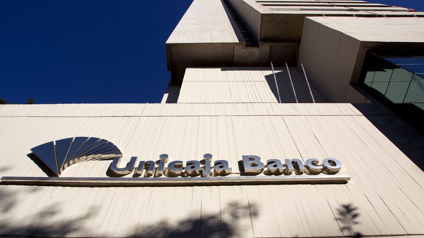 Sede de Unicaja Banco en Málaga. (Daniel Pérez/EFE)