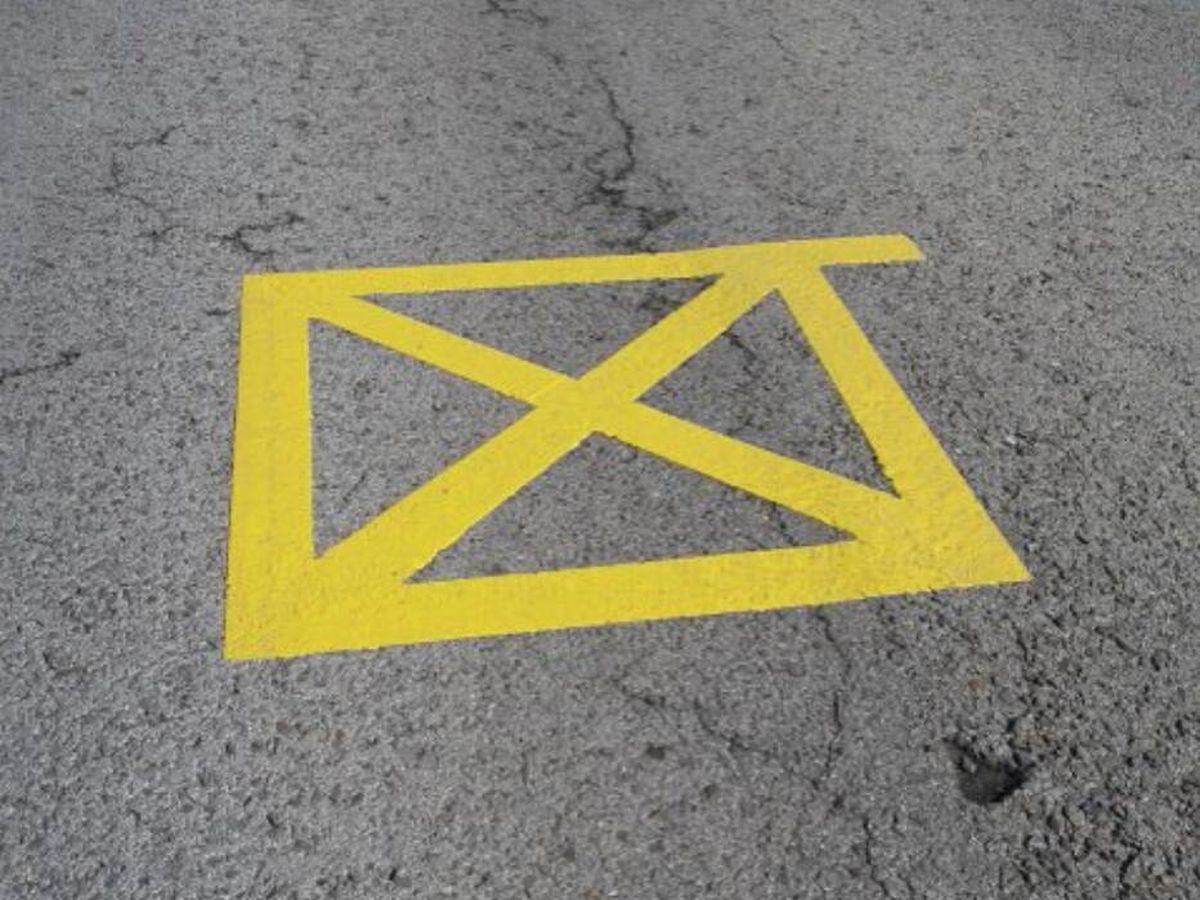 Foto: Una señal cuadrada amarilla con aspa en su interior, en Leganés. (X / Ayuntamiento de Leganés)