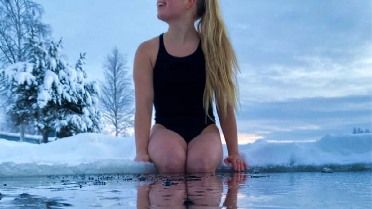 Una finlandesa causa furor en TikTok por bañarse en lagos congelados a -25 ºC