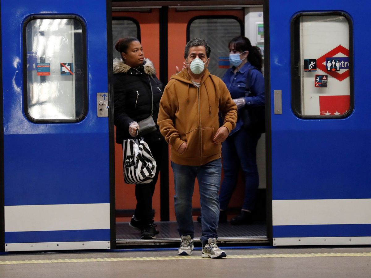 Foto: Gente con mascarillas en el metro de la estación de Atocha este lunes. (EFE)
