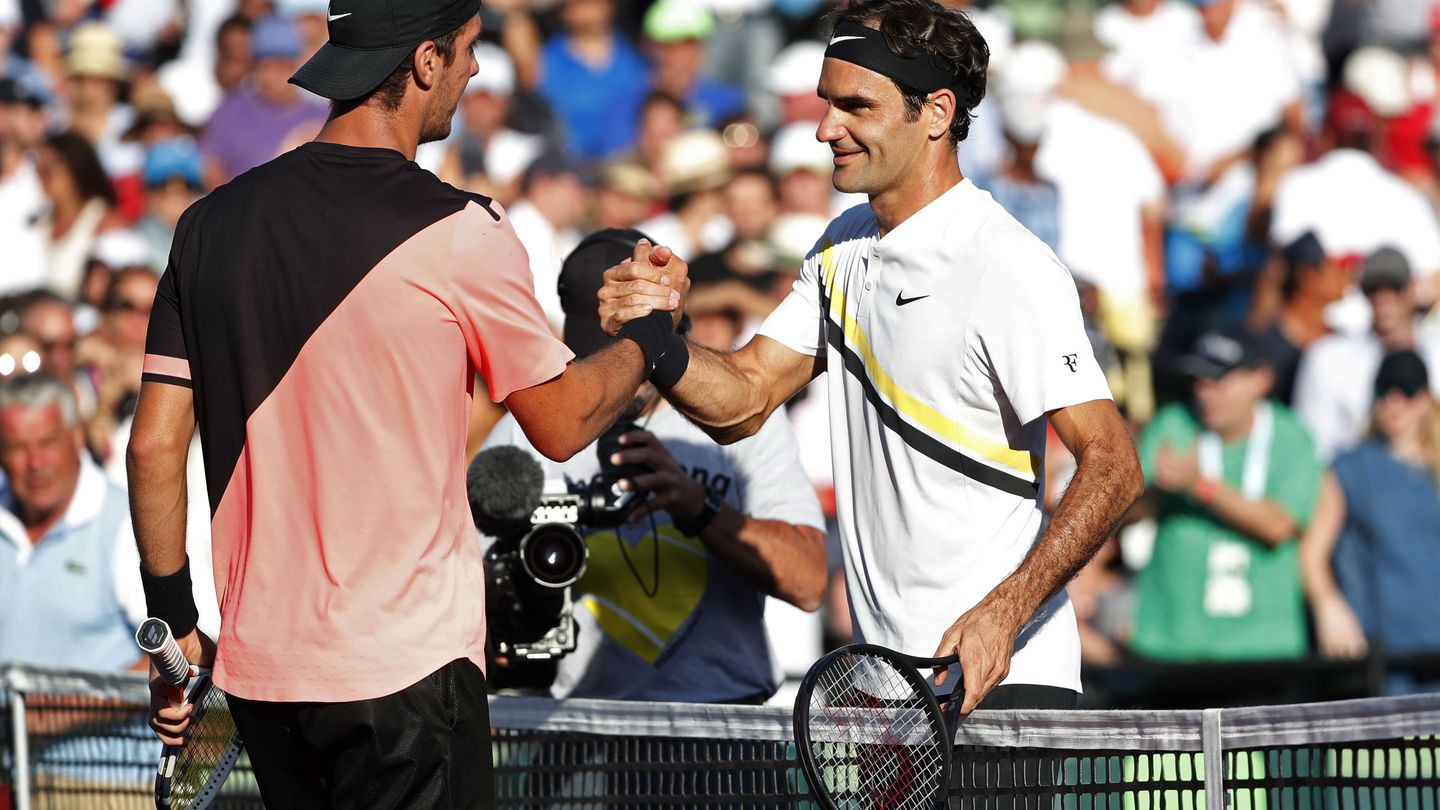 Federer felicita a Kokkinakis. (EFE) 