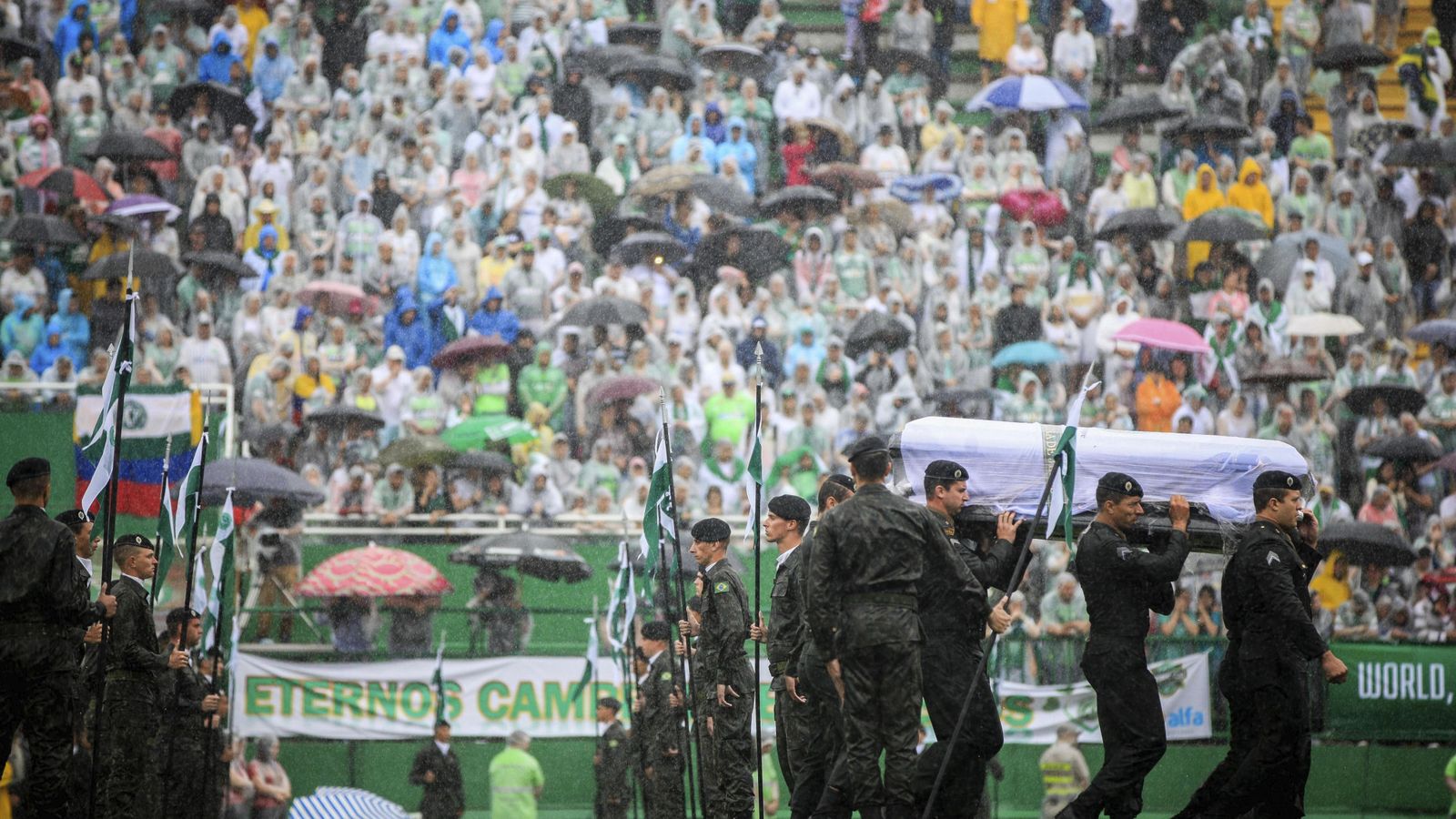 Foto: Imagen del velatorio celebrado en el el estadio Arena Condá de la ciudad de Chapecó (EFE)