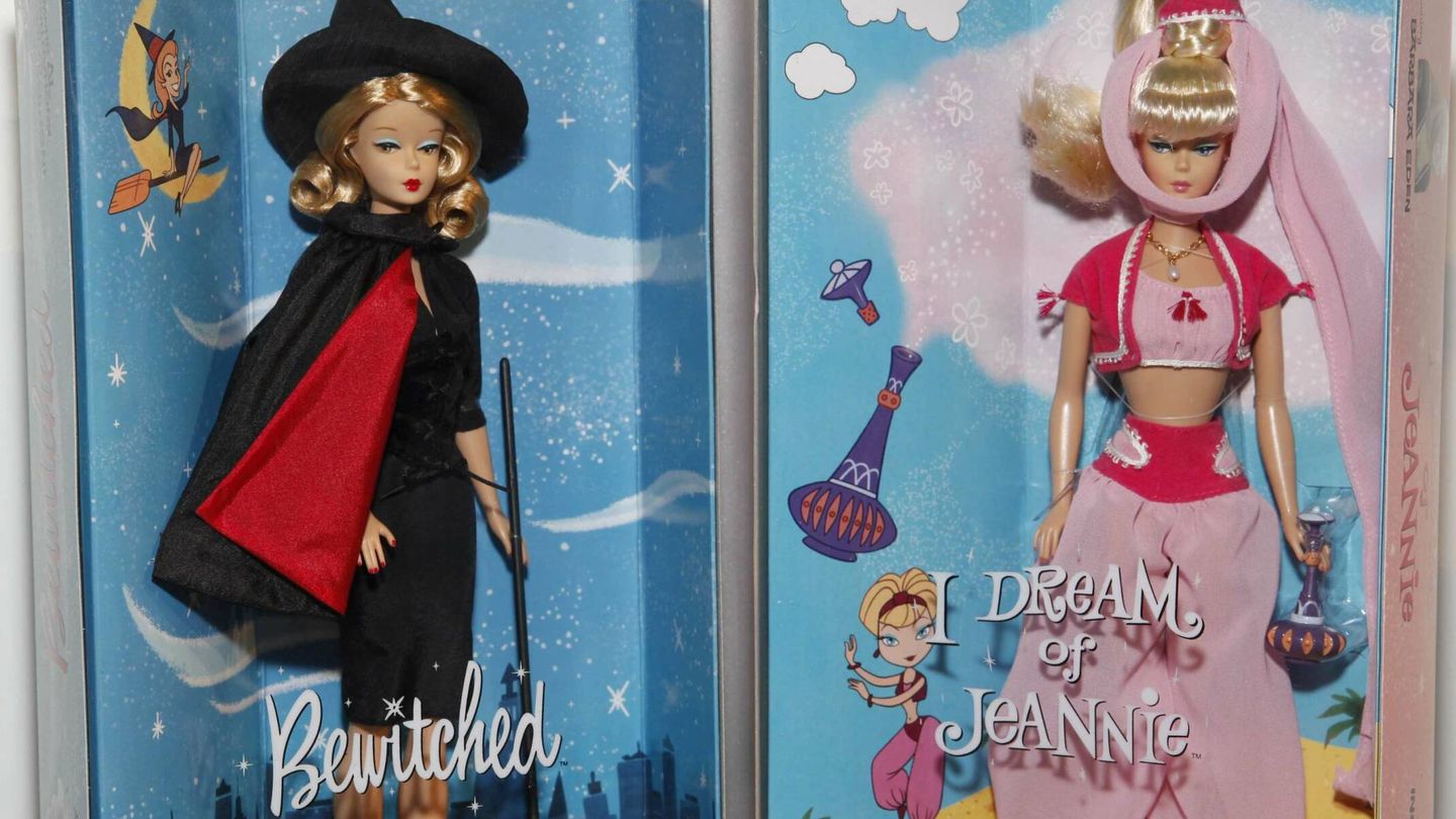 Dos modelos de 'Barbie' dedicadas a series de los años 60. (CP)