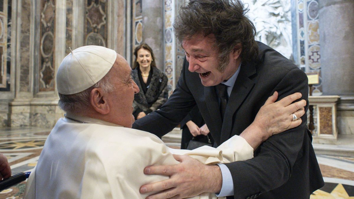 Milei olvida sus ataques y se lanza a los brazos del papa Francisco tras una misa en el Vaticano
