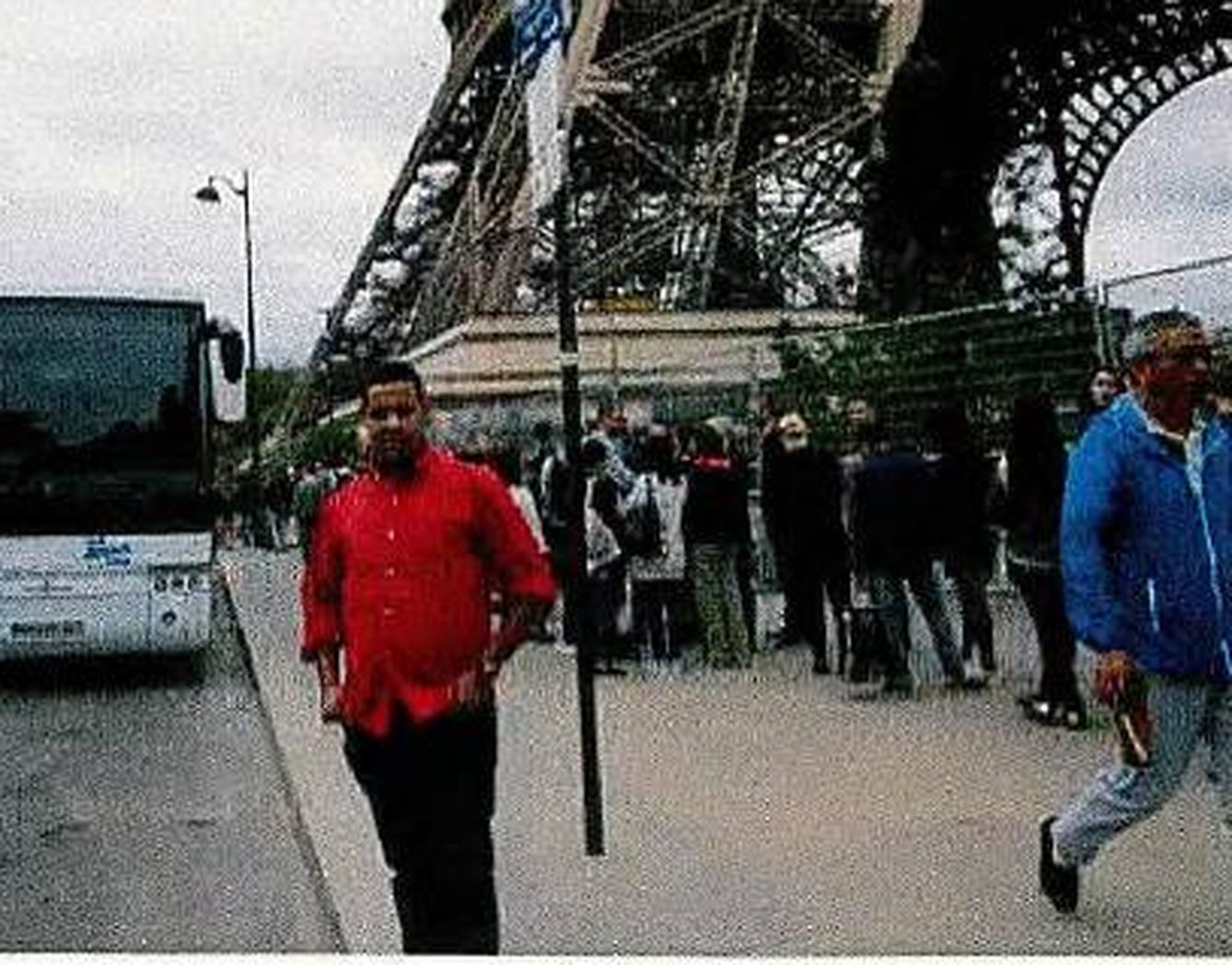 Omar Hichamy posa ante la Torre Eiffel el 12 de agosto de 2017.