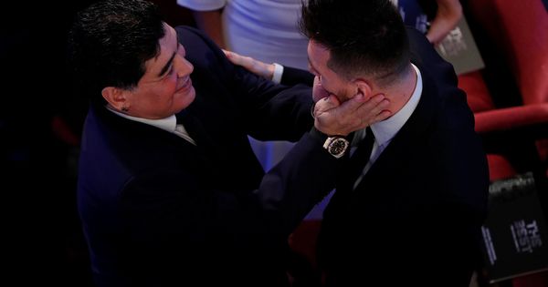 Foto: Maradona (i) y Messi coincidieron hace casi un año en la gala de los premios de The Best celebrada en Londres. (Reuters)