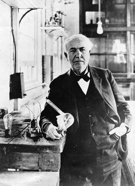 Thomas Edison en su laboratorio. (Wikimedia Commons)