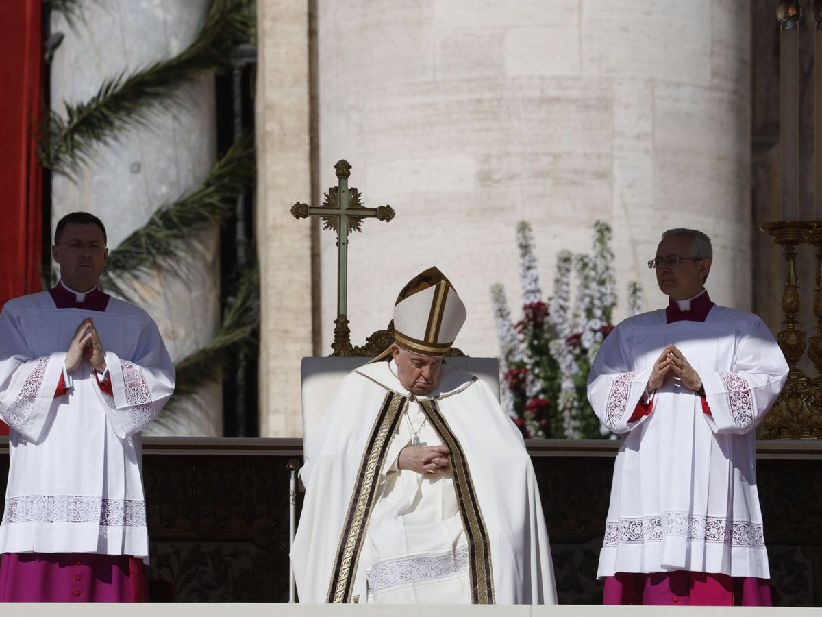 Foto: El papa Francisco (c) oficia la misa de Domingo de Resurrección en la plaza de San Pedro del Vaticano. (EFE/Fabio Frustaci)