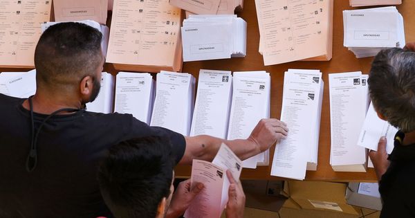 Foto: Un elector selecciona una papeleta en las elecciones generales del 26 de junio de 2016 en un colegio de Madrid. (Reuters)