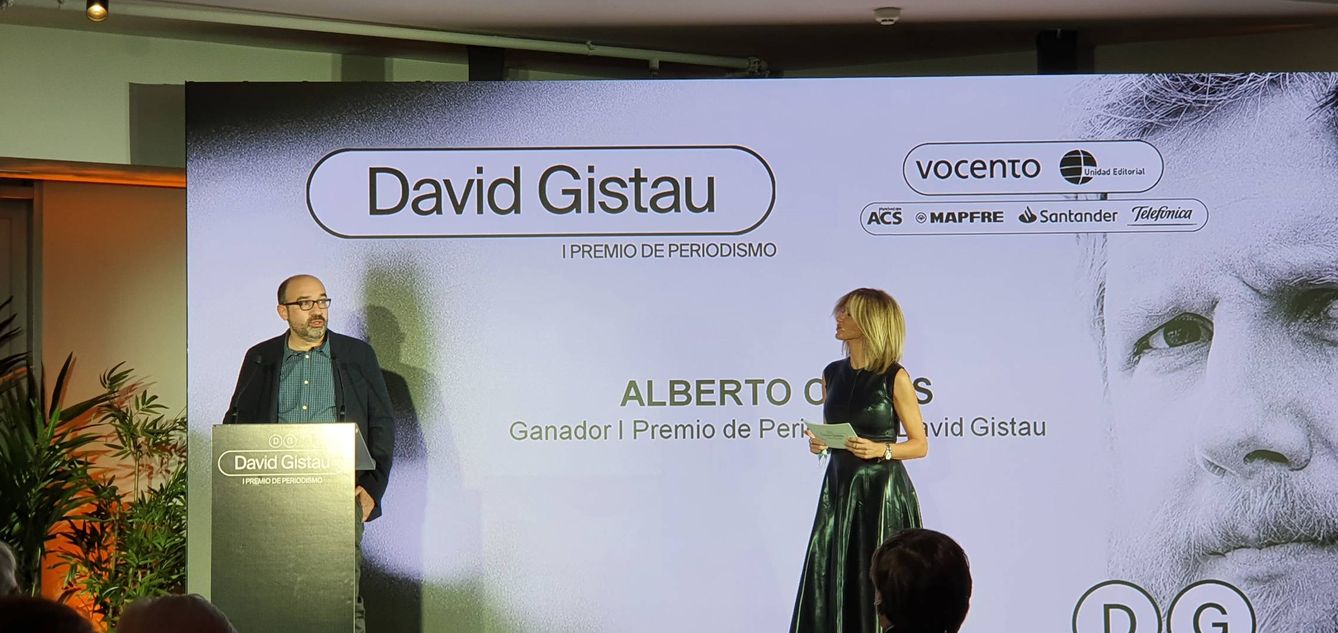 Alberto Olmos agradece el premio David Gistau de Periodismo ante la atenta mirada de Susanna Griso.