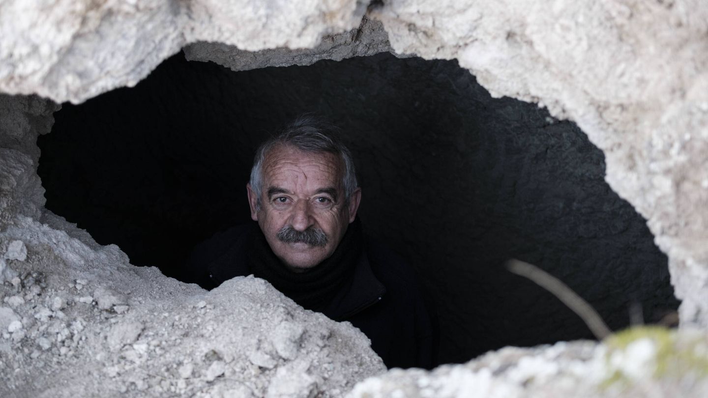 Goyo posa a través de un agujero de cañonazo en una de las cuevas usadas en el enfrentamiento. (S.B.)