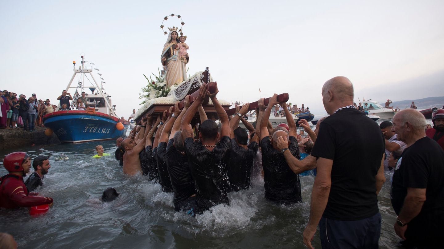 Devotees carry a statue of the Virgen del Carmen during an annual celebration in Ceuta, Spain, July 16, 2017. REUTERS Jesus Moron NO RESALES. NO ARCHIVES