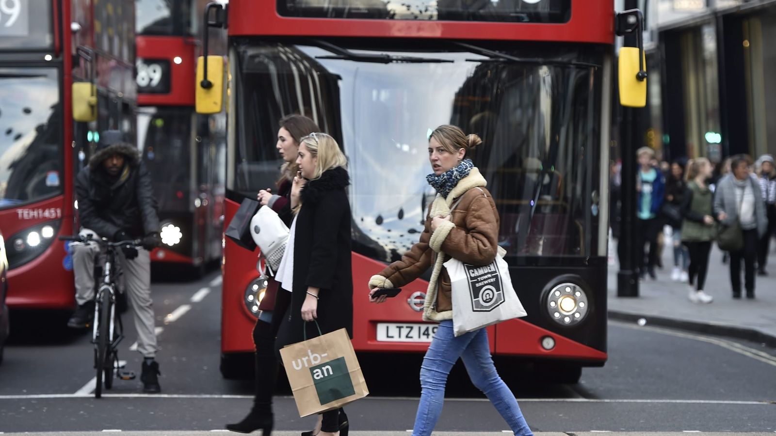 Foto: Londinenses en Oxford Street realizan sus compras de Navidad. (EFE)