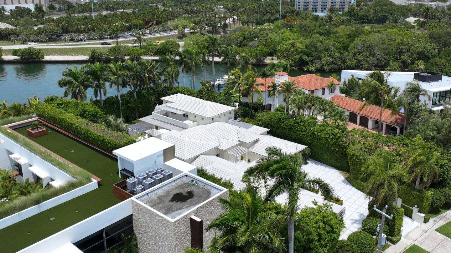 Imagen de la mansión, completamente blanca, de Shakira en Miami. (Gtres)