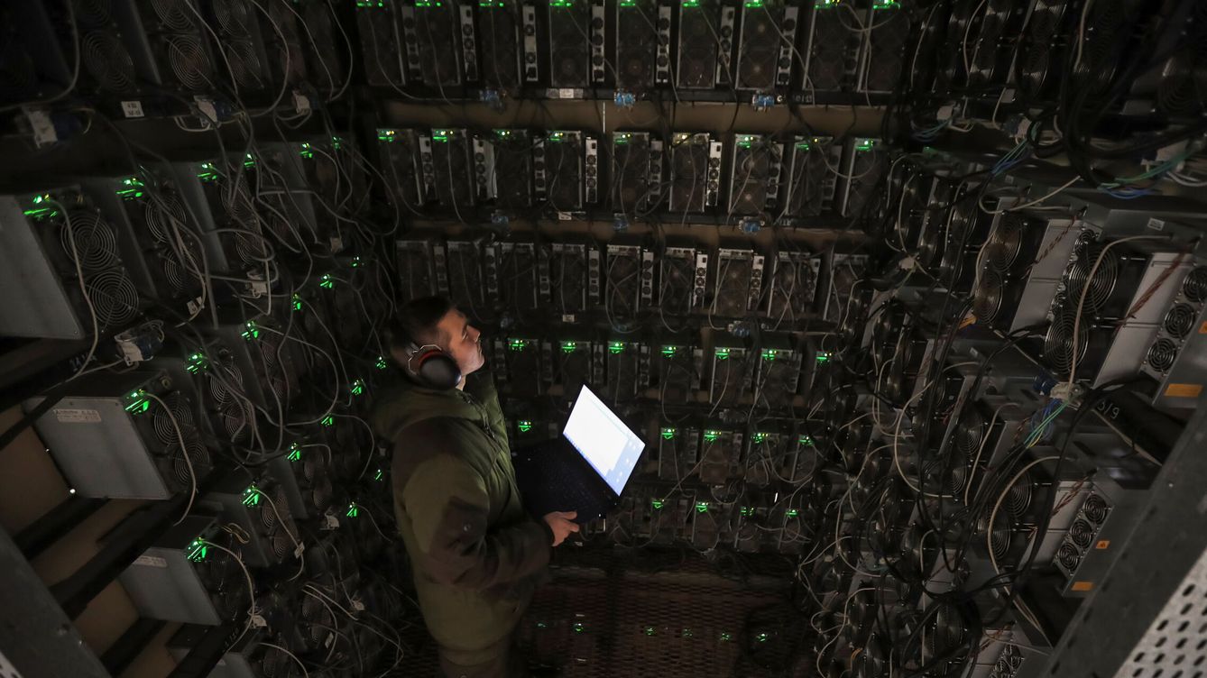 Foto: Un empleado, en el centro de minado de criptomonedas Ekibastuz, Kazajistán. (Reuters/Pavel Mikheyev)