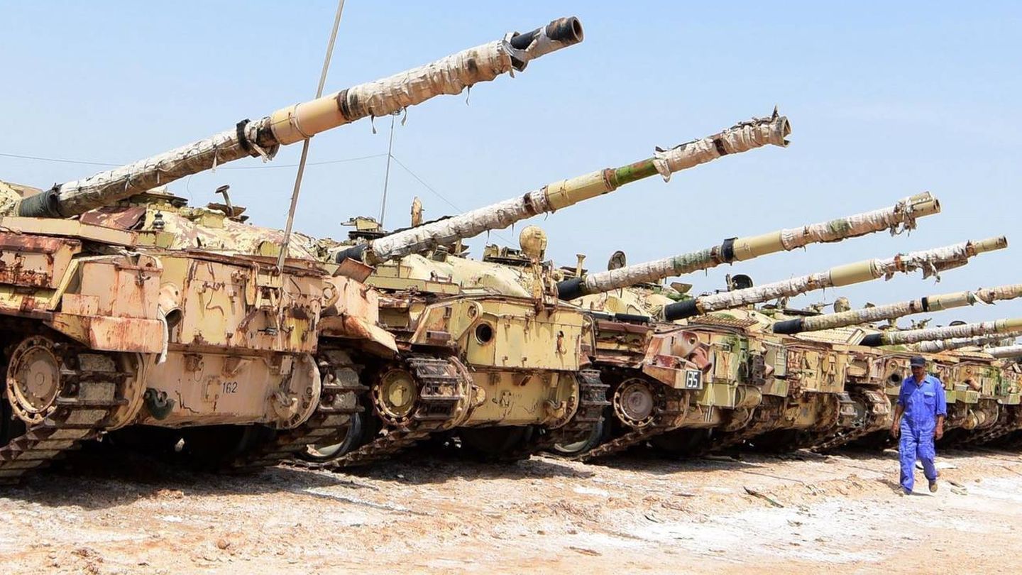 Técnico revisa tanques soviéticos en reparación en Irak. (EFE)