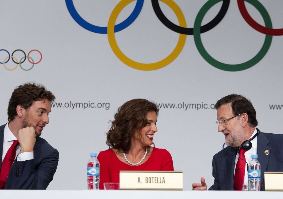 Foto: Pau Gasol, Ana Botella y Mariano Rajoy en la rueda de prensa posterior a la presentación de Madrid 2020. (Efe)