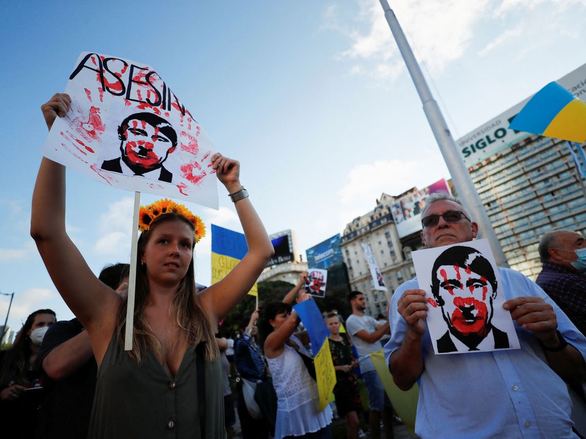 Foto: Protesta contra Putin en Buenos Aires. (Reuters/Agustín Marcarian)