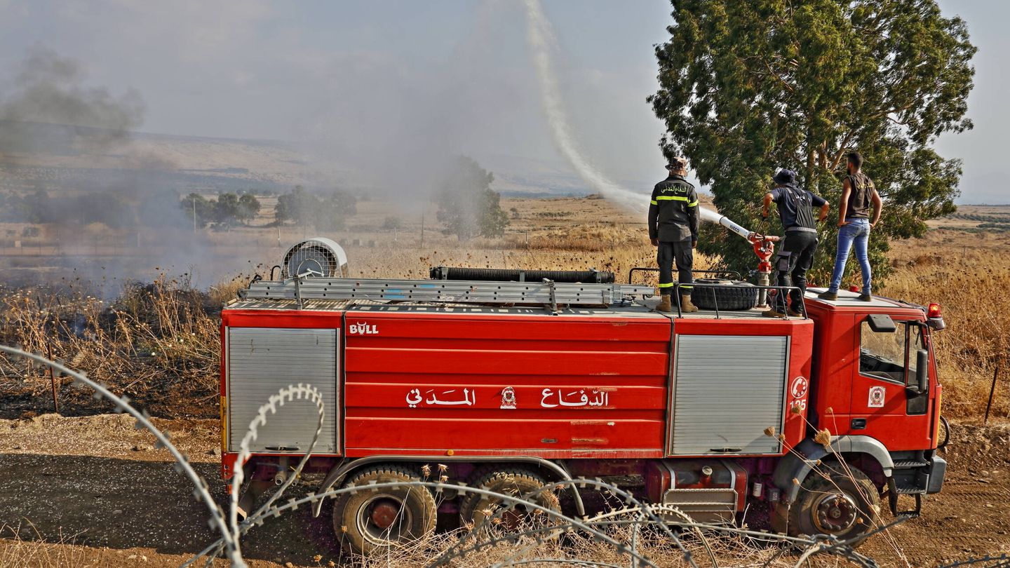 Los despreocupados bomberos del sur de Líbano. (Juanjo Fernández)