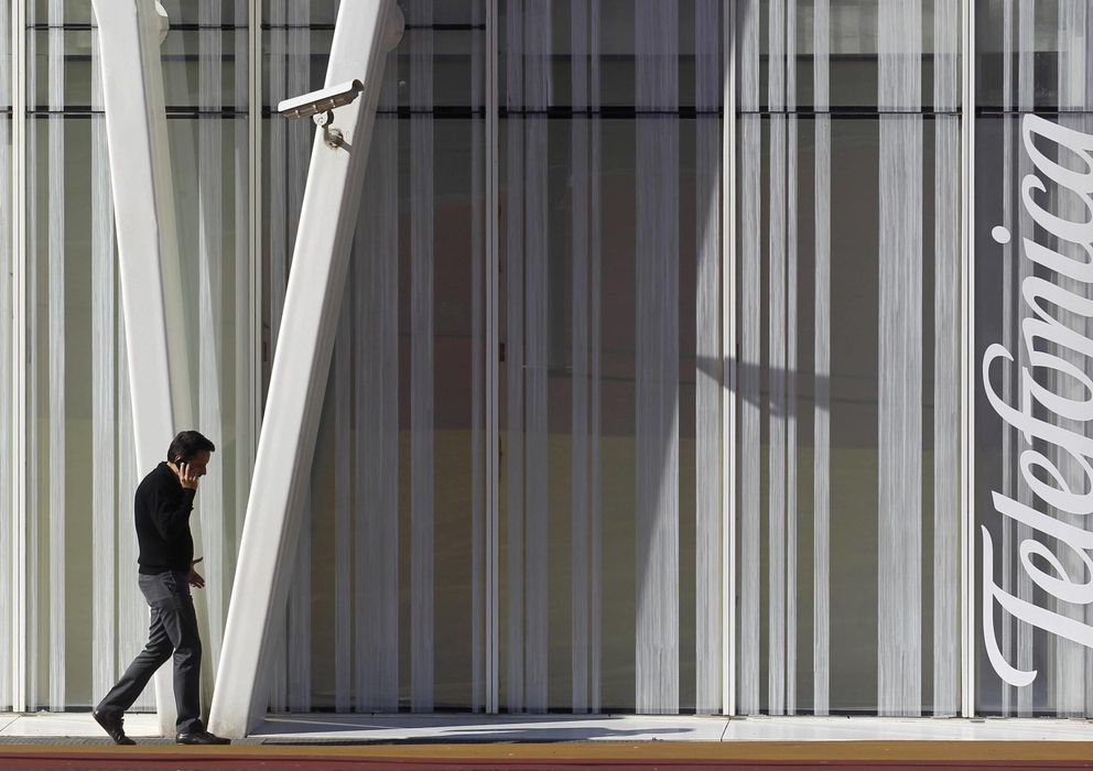 Foto: Un hombre camina ante la Torre Telefónica, en Barcelona. (Reuters)