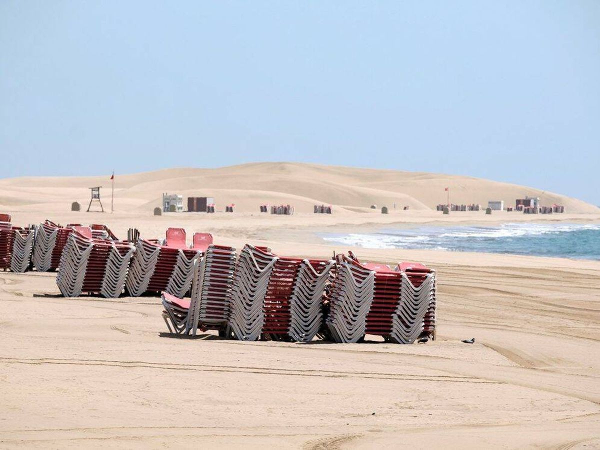 Foto: Las playas de Canarias ya sufrieron las consecuencias con el cierre durante la pandemia y el golpe al turismo. (EFE)