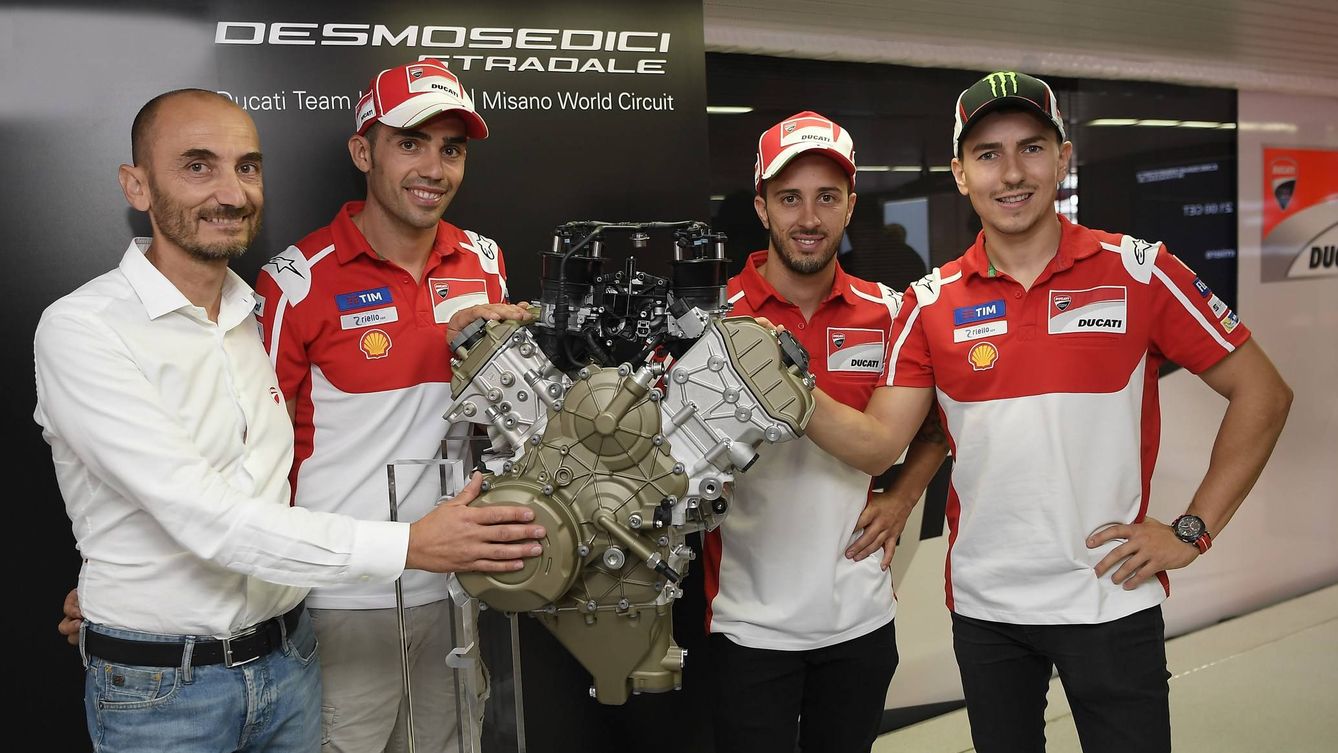 Claudio Domenicali (izquierda) y los pilotos de Ducati Corse, Pirro, Dovizioso y Lorenzo, con el nuevo motor.