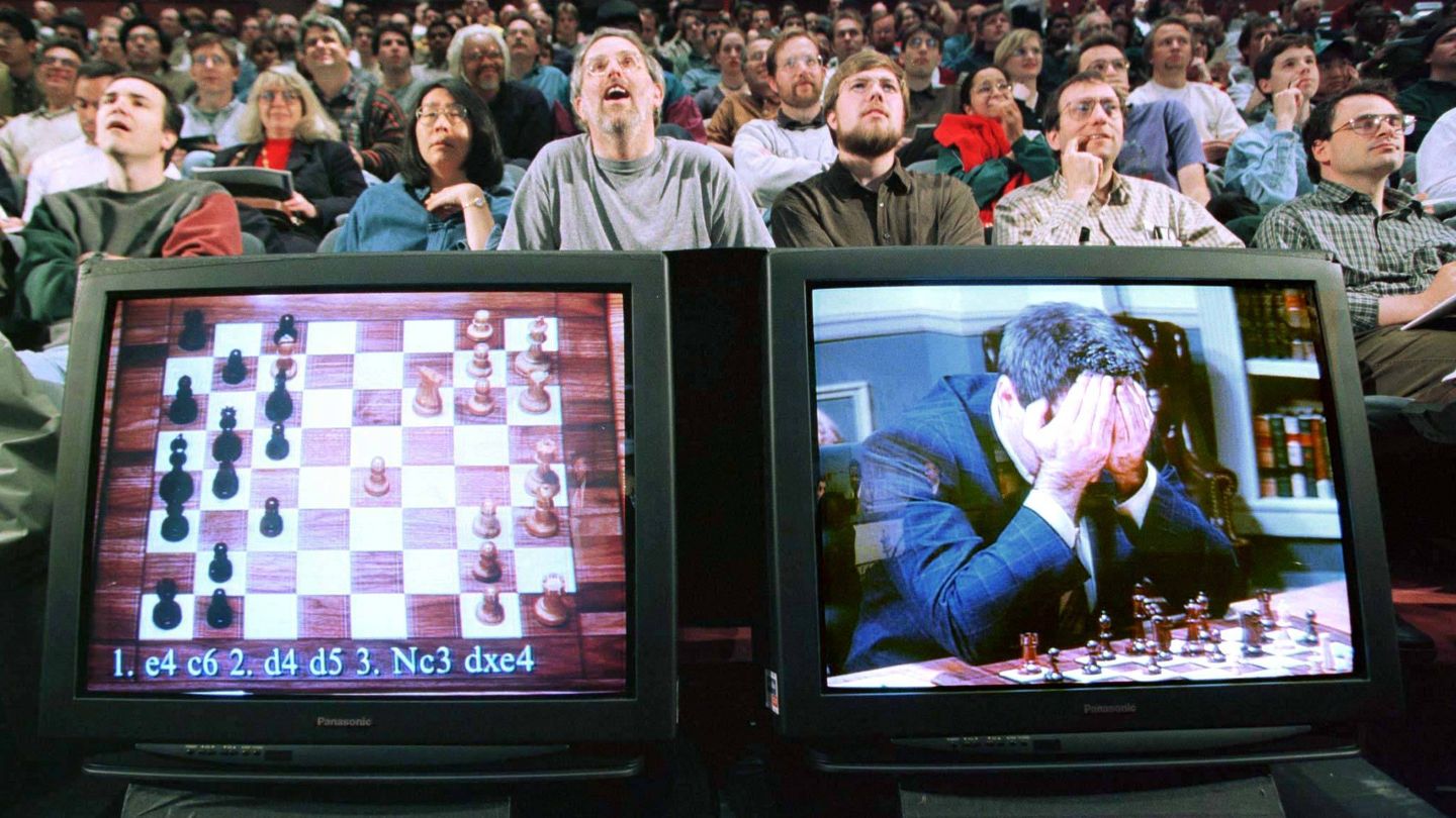 El momento en el que Gary Kasparov perdió contra el Deep Blue de IBM el 1 de mayo de 1997. (EFE)