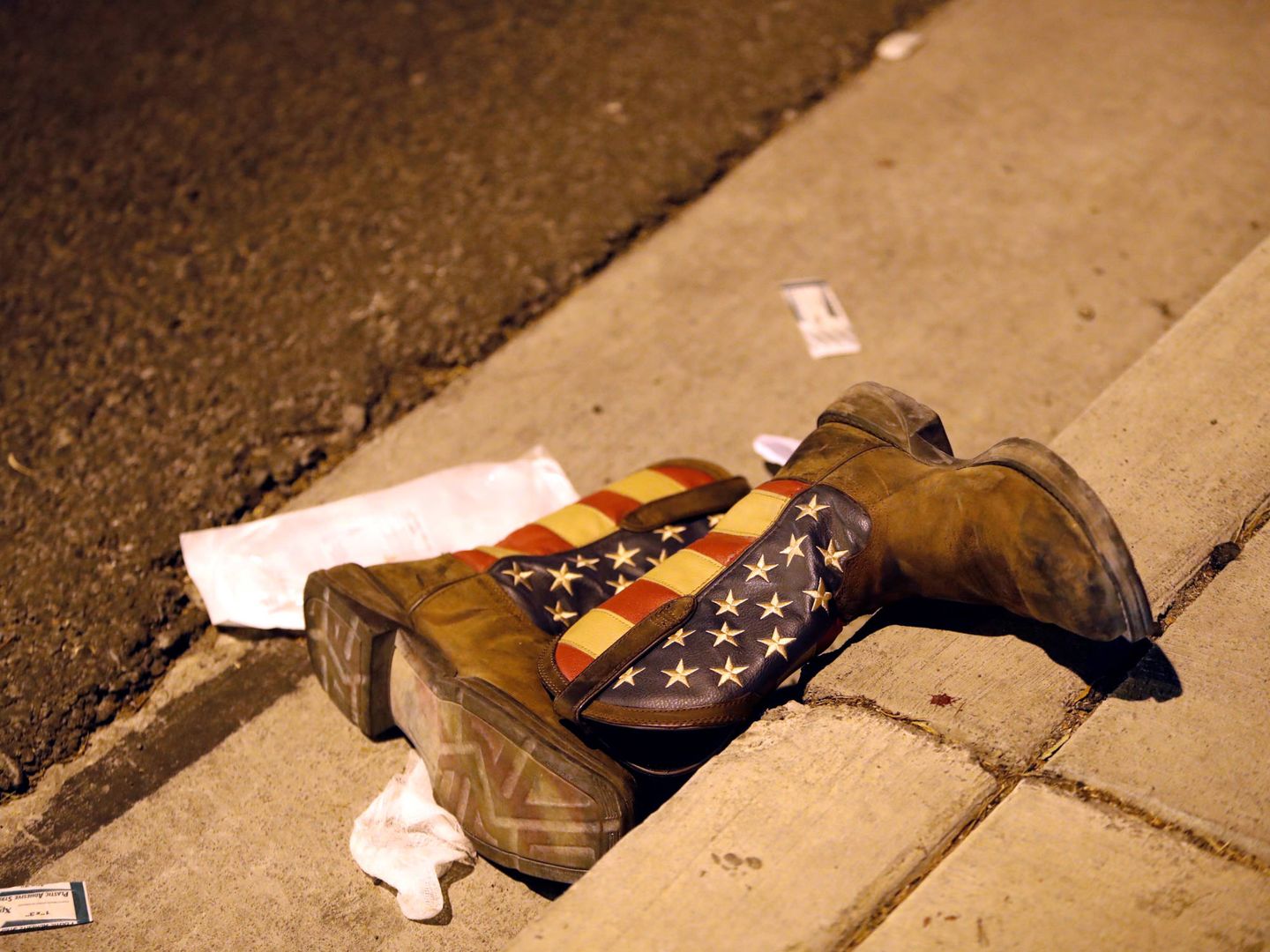 Unas botas de cowboy en la escena del tiroteo en Las Vegas, EEUU. (Reuters)