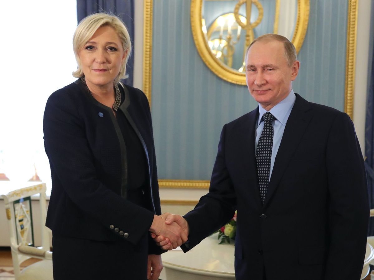 Foto: Marine Le Pen y Vladímir Putin, en Moscú en una imagen de archivo. (EFE/Michael Klimentyev)