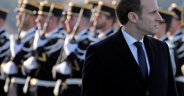 Foto: Emmanuel Macron pasa revista a las tropas francesas (Reuters)