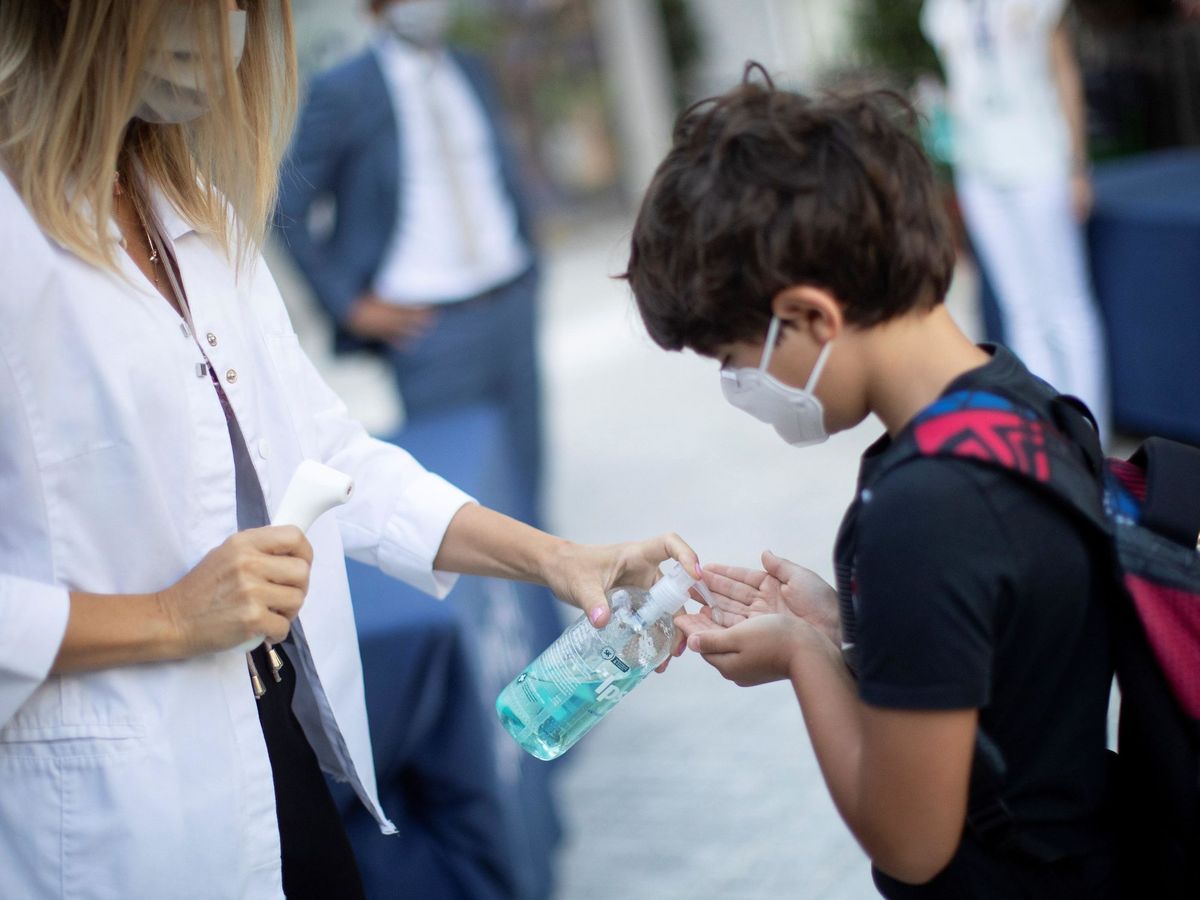 Foto: Un niño se desinfecta las manos en un colegio de Barcelona. (EFE)