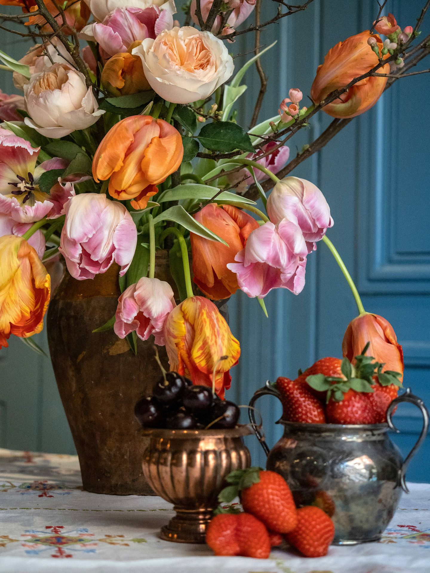Bodegón con tulipanes y fresas de Sally Hambleton. (Cortesía)