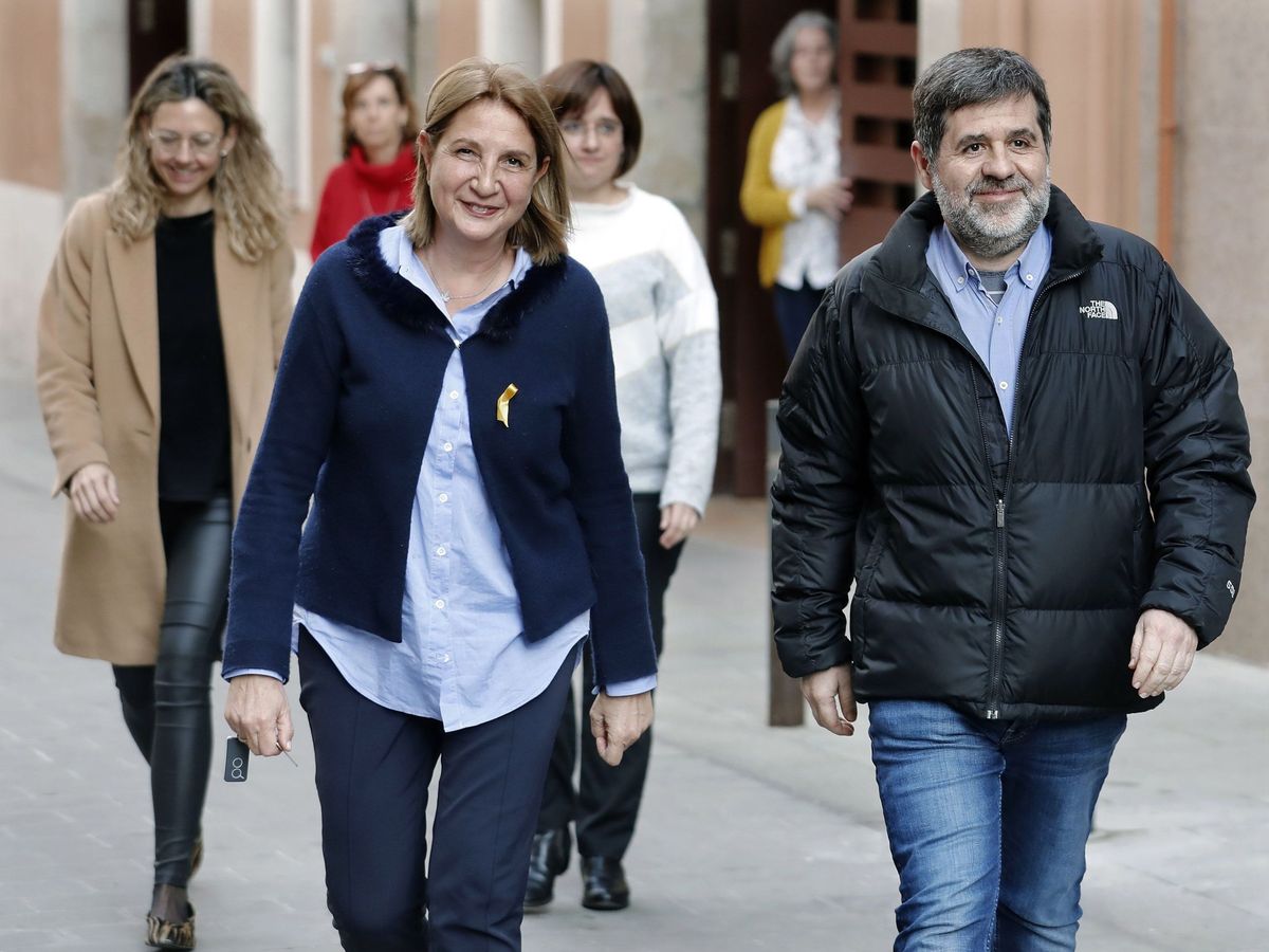 Foto: El exlíder de la ANC Jordi Sánchez (d), sale de la cárcel para empezar sus labores de voluntariado. (EFE)