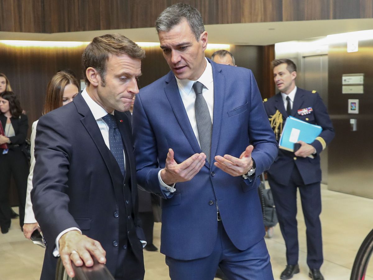 Foto: El presidente de España, Pedro Sánchez, junto a su homólogo francés, Emmanuel Macron, durante la X Cumbre Euromediterránea. (EFE/Kai Forsterling)