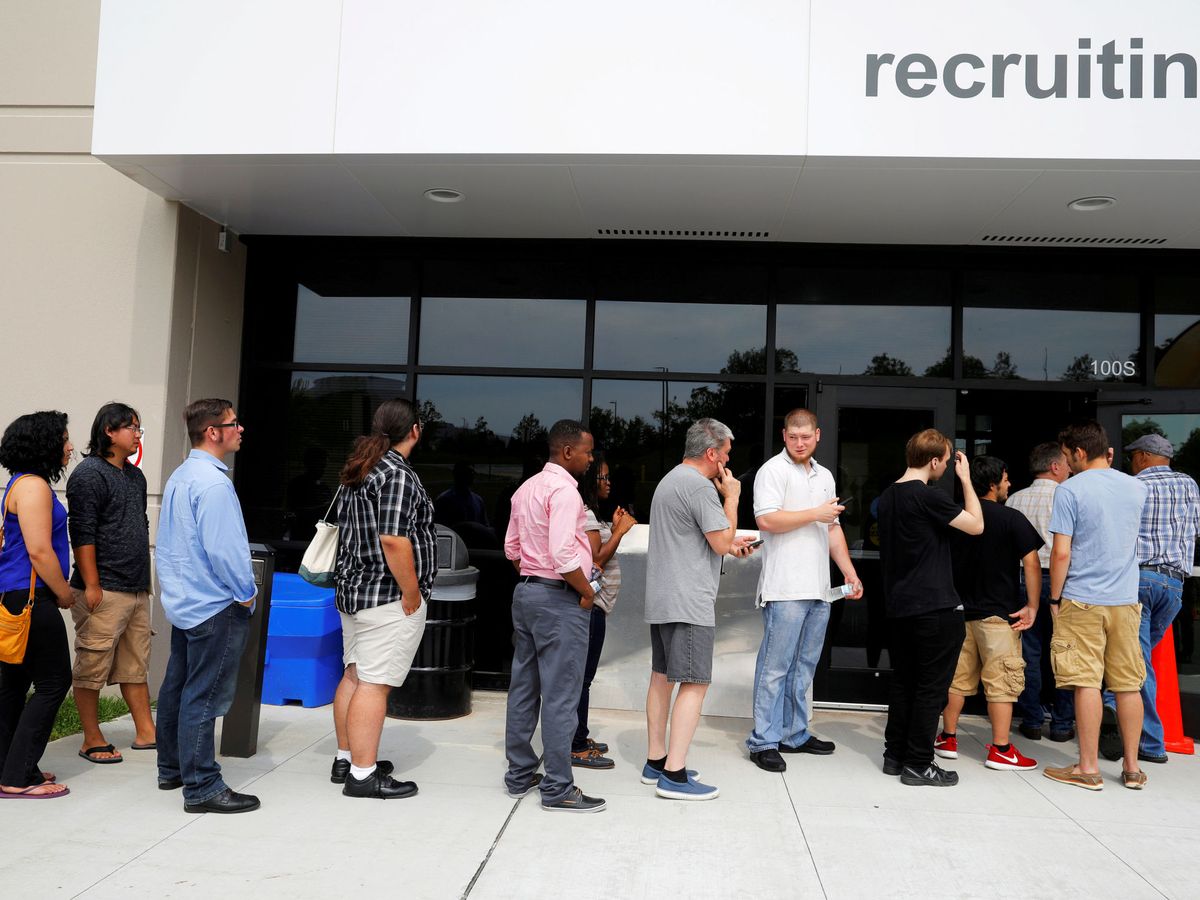 Foto: Gente haciendo cola para solicitar empleo. (Reuters)