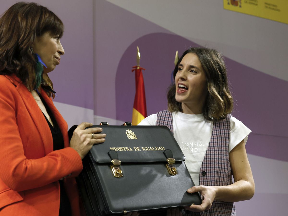 Foto: La nueva ministra de Igualdad, Ana Redondo (i), recibe la cartera del ministerio de manos de su antecesora, Irene Montero. (EFE/Zipi)