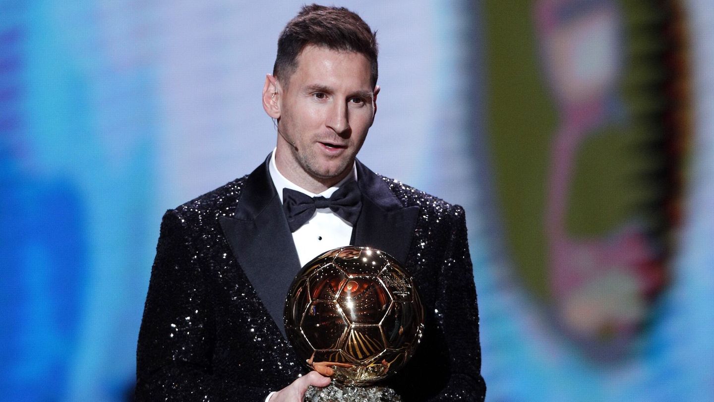 Leo Messi, con el Balón de Oro 2021 (EFE/EPA/Yoan Valat)