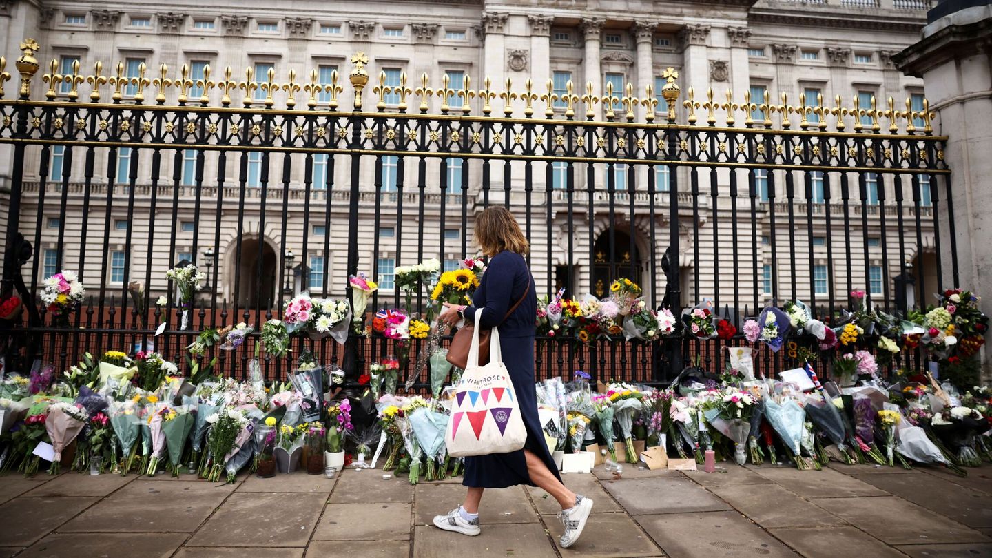 Las flores se amontonan en las puertas de Buckingham. (Reuters)
