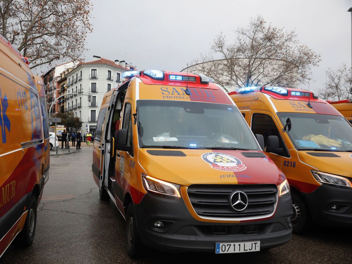 Foto: Fotografía de archivo de ambulancias del Samur. (EFE/David Fernández)