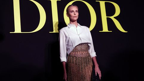 La doctrina de Dior para primavera: blanco y negro, escotes asimétricos y líneas rectas