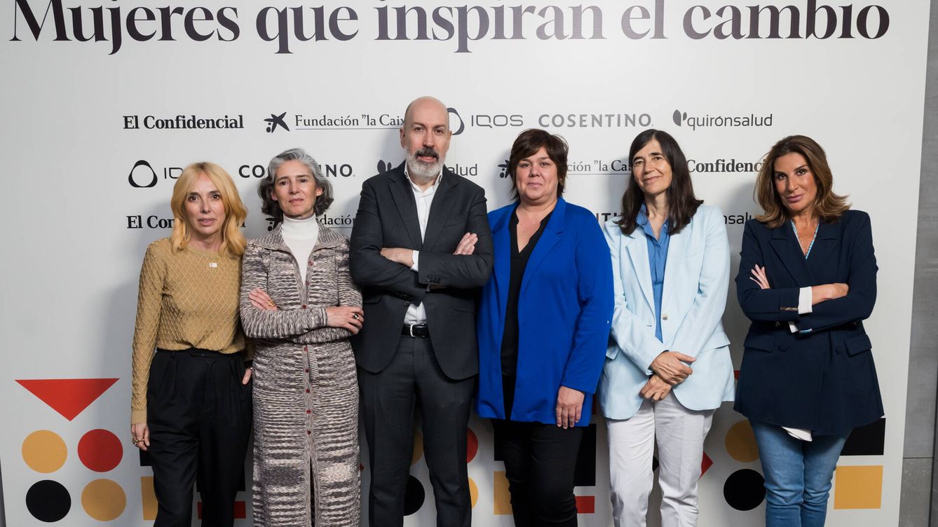 Foto: Las cinco mujeres galardonadas en el evento 'Mujeres que inspiran el cambio' junto a el director de El Confidencial, Nacho Cardero.