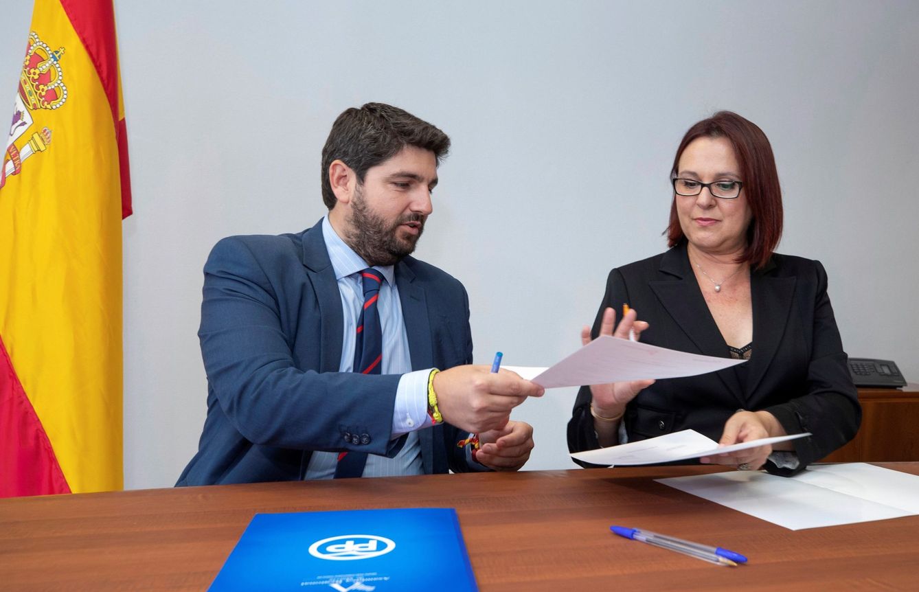 Fernando López Miras (PP) y la diputada de Ciudadanos Isabel Franco durante la firma del pacto. EFE