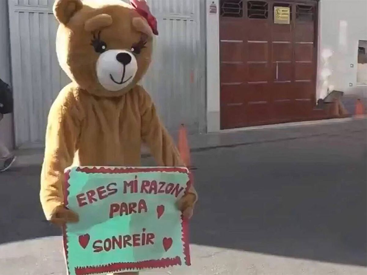 Foto: Un policía oso con un cartel que pone "Eres mi razón para sonreír" detiene en San Valentín a una mujer que vendía drogas (El Comercio)