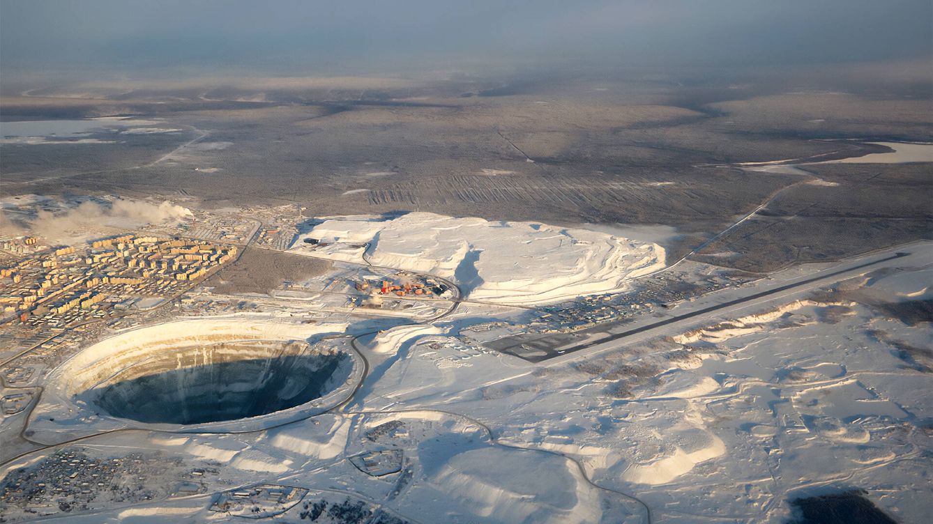 Foto: Aunque es un abismo titánico —sólo hay que mirar la proporción con la ciudad que lo bordea— la mina de diamantes de Mirny no es el pozo más profundo del mundo.