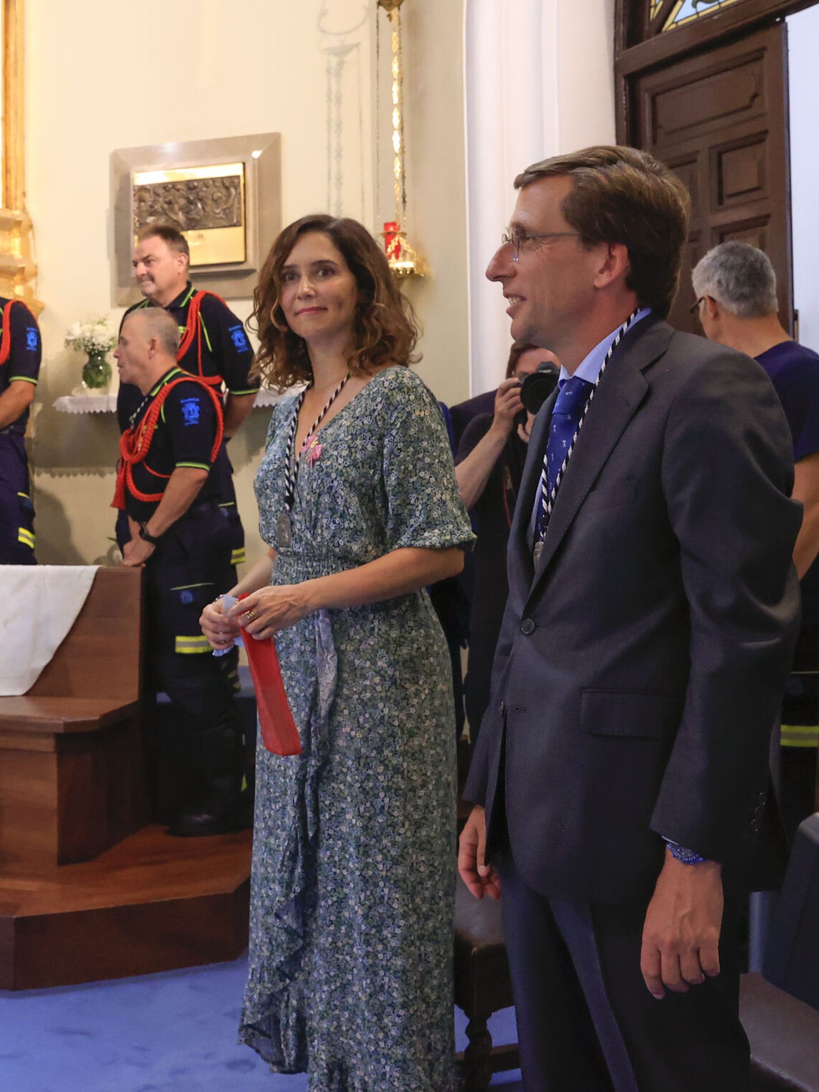 Isabel Díaz-Ayuso y José Luis Martínez-Almeida asisten a la ofrenda floral y posterior misa en la iglesia de la Virgen de la Paloma en Madrid este verano. (EFE/Zipi Aragón)