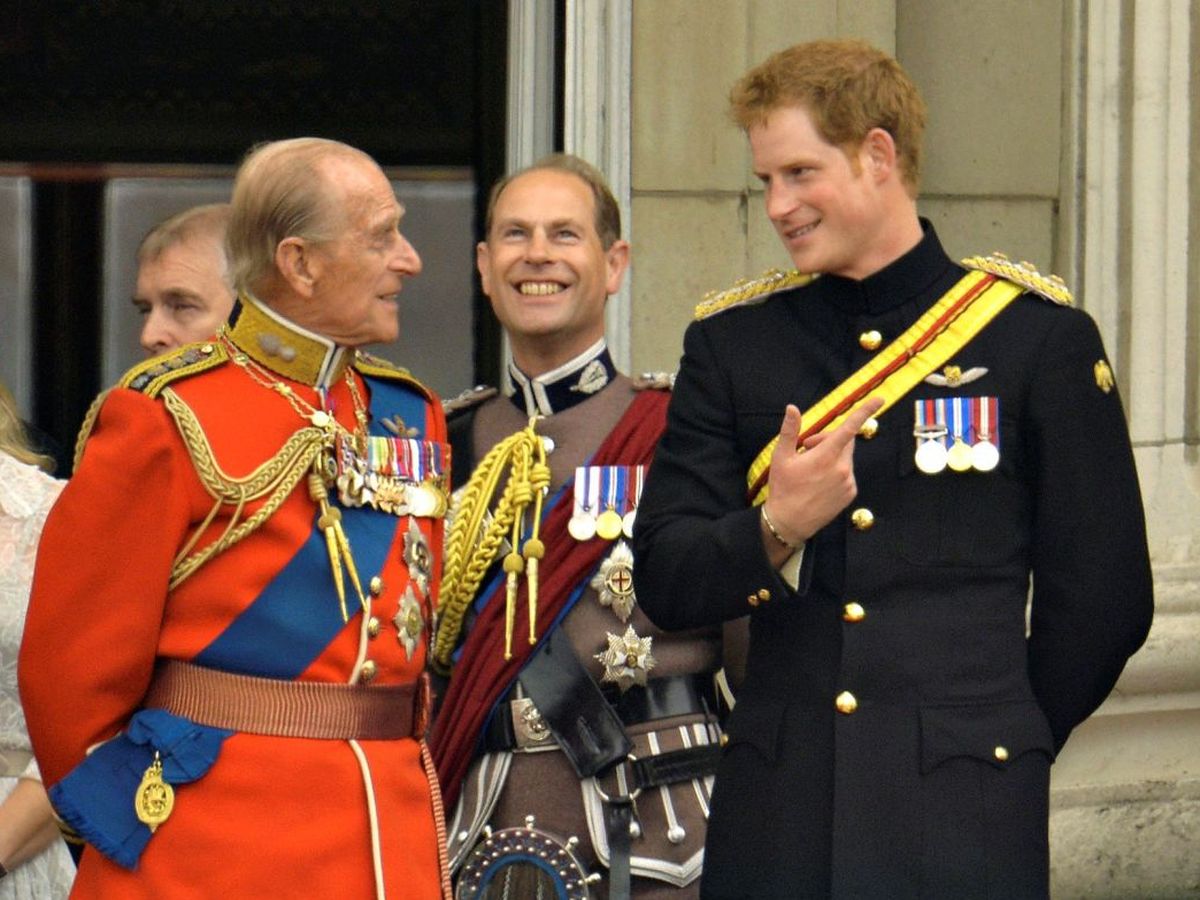 Foto: El príncipe Harry se despide de su abuelo. (Reuters)